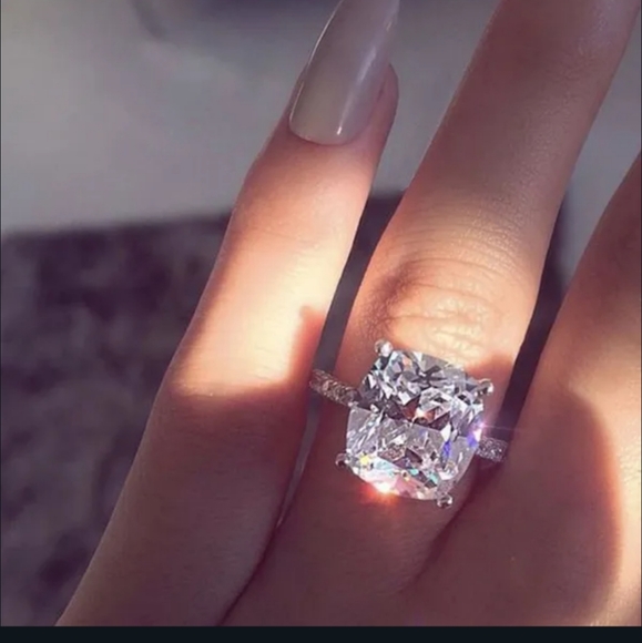 🎊🎊NEW🎊🎊EXQUISITE!! 3 CT White Sapphire Engagement Ring in 925Sterling Silver - Picture 3 of 14